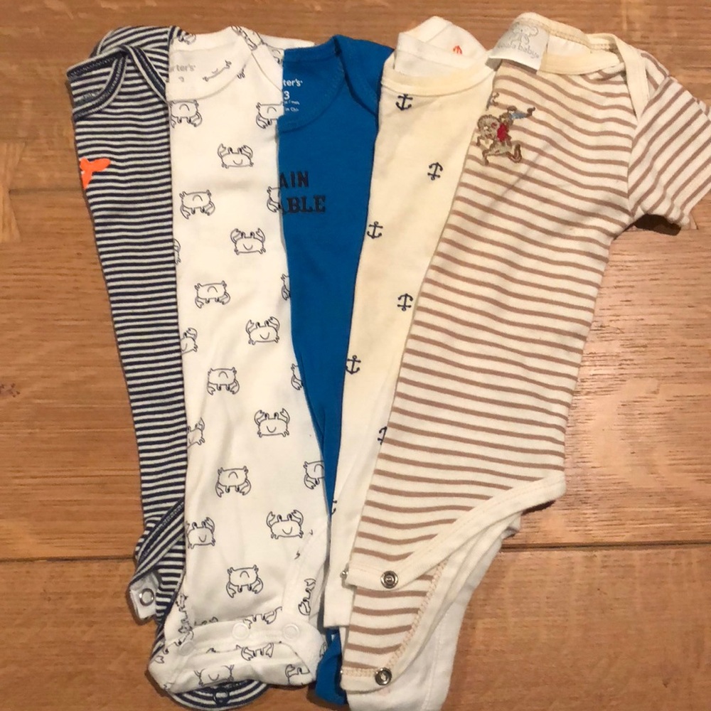 Mix & match 5 onesies
